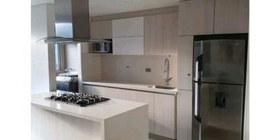 Vendo apartamento de 84 m² ubicado en Envigado, sector Camino Verde, el inmueble cuenta con 3 habitaciones, 2 baños, salacomedor, cocina, zona de ropas, balcón y parqueadero privado para un vehículo.

 

Urbanización con excelentes zonas comunes tales como turco, jacuzzi, salon social, zona de juegos infantiles, zonas verdes, gimnasio y portería 24 horas.

 

Cercano a: Institución Universitaria de Envigado, sector el Chingui.
