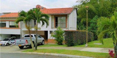Casa unifamiliar esquinera en venta en Unidad cerrada Loma del chocho envigado.

 

Cuenta con tres alcobas, cada una con baño y balcon, más alcoba de servicio con baño, baño social, sala de estar, biblioteca, 4 parqueaderos, jardín trasero.

 

Unidad con piscina salón social parque infantil,porteria 24 horas.

Predial $ 2500.000 semestral.
