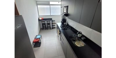 Área 138 m2, 4 alcobas, principal con baño y vestier, 3 baños cabinados, sala comedor,  estudio, cocina integral, zona de ropas independiente de la cocina,  parqueadero privado cubierto.

Porteria las 24 horas, zonas verdes, juegos infantiles, salón social, plazoleta, zona BBQ, zona para mascotas, parqueaderos de visitantes, PISO 4 SIN ASCENSOR,  predial 514.000 trimestral.

Buena ruta de transporte, cerca al  Centro santa Rosa De Lima, Colegio Calasanz Medellin, cerca a la estacion santa Lucia, y Floresta.
