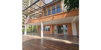 Vendo casa de 480m² ubicada en El Poblado, sector La Calera, el inmueble cuenta con 5 habitaciones+ servicio, todas con baño privado para un total de 7 baños, estudio, salacomedor, cocina, zona de ropas, balcón, deck, parqueadero cubierto para 3 vehículos y descubierto para 2 adicionales.

 

Urbanización con vigilancia 24 horas del día, zonas verdes comunes 

 

Casa no adosada.

 

Cercana a: Mall Amsterdam Plaza.
