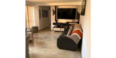 Vendo apartamento de 99 mÂ² ubicado en Envigado sector Villa grande, el inmueble cuenta con 3 habitaciones, 2 baÃ±os, salacomedor, cocina, zona de ropas, estudio (posible cuarta habitaciÃ³n), parqueadero privado para un vehÃ­culo y cuarto Ãºtil.UrbanizaciÃ³n con excelentes zonas comunes tales como piscina, salÃ³n social, zona de juegos infantiles y zonas verdes.PorterÃ­a 24 horas.Cercano a: Complex de las Vegas.