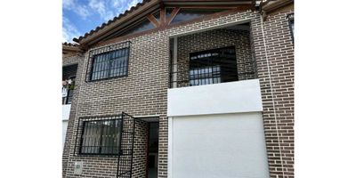 Vendo casa unifamiliar independiente ubicada en la ceja, el inmueble cuenta con un Ã¡rea construida de 140mÂ² entre los cuales se encuentran 3 habitaciones, 4 baÃ±os, salacomedor, cocina, patio, balcÃ³n y parqueadero privado para un vehÃ­culo.UrbanizaciÃ³n abierta.Cercana a: InstituciÃ³n Educativa La Paz.