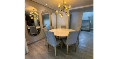 Vendo Casa de 231 mÂ² ubicada en Altos del Poblado: Comodidades del inmueble: â¢4 Habitaciones (Todas con baÃ±o privado).â¢BaÃ±o socialâ¢Salacomedor.â¢Cocina.â¢Zona de ropasâ¢Habitacion de servicio con baÃ±o privado.â¢Jardin con juegos infantiles.â¢Parqueadero cubierto para 2 vehÃ­culos.Ãrea construida: 231 mÂ².Ãrea de terreno: 320 mÂ².PorterÃ­a 24 horas.Cercana a: Universidad CES.