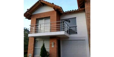Vendo casa de 125mÂ² en la ceja, el inmueble cuenta con 3 habitaciones (con posibilidad de 4), 3 baÃ±os, salacomedor, cocina, zona de ropas, balcÃ³n, patio y parqueadero privado para un vehÃ­culo.Cercana a: Viva La Ceja.