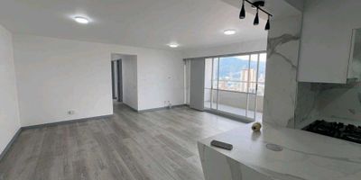 Vendo apartamento de 90 mÂ² ubicado en Sabaneta, el inmueble cuenta con 3 habitaciones, 2 baÃ±os, salacomedor, cocina, zona de ropas, balcÃ³n, parqueadero doble lineal y cuarto Ãºtil.UrbanizaciÃ³n con excelentes zonas comunes tales como piscina climatizada, turco, salÃ³n social, gimnasio, zona de juegos infantiles, zona BBQ, cancha multiple y zonas verdes.PorterÃ­a 24 horas.Cercano a: Parque Principal de Sabaneta.
