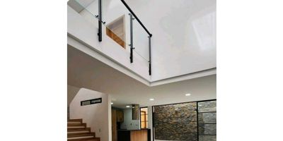 Vendo casa de 170mÂ² ubicada en la ceja, sector La Colombiere, el inmueble cuenta con las siguientes comodidades:Primer nivel: SalacomedorCocinaChimeneaZona de ropasPatio 1 HabitaciÃ³nSegundo Nivel:Habitacion Principal con BaÃ±o y Vestier2 habitaciones auxiliares, una de estas con balcÃ³nBaÃ±o social El inmueble cuenta con parqueadero privado para 1 vehÃ­culoCercana a: Comfama La Ceja.