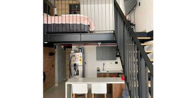 LOFT DUPLEX COMERCIAL  de aproximadamente 57m2 EN EL CENTRO DE MEDELLÍN (APLICA PARA PLATAFORMAS)(Cerca a la Estación Bicentenario del Tranvía) COMPLETAMENTE AMOBLADO (menos la cama)y de apenas pocos meses de uso. Ideal para vivienda o negocio por plataformas de arrendamiento, arrendamiento tradicional o como oficina. Cuenta con zona de ropas, cocina, sala de estar, barra americana, habitación, vestier, balcón y 2 baños. Ubicado en edificio de una sola torre, ascensores, jacuzzi, gimnasio al aire libre y zona BBQ. Con locales comerciales y zona de coworking proyectada en el segundo piso.

 

Cerca de la estación Bicentenario, plaza de flores, Torres de bombona.

 
