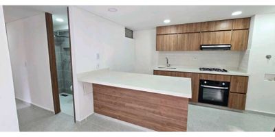 Vendo apartamento de 52 mÂ² ubicado en La Ceja, el inmueble cuenta con 3 habitaciones, 2 baÃ±os, salacomedor, cocina, zona de ropas y balcÃ³n.UrbanizaciÃ³n con excelentes zonas comunes tales como parqueaderos comunes, zona de juegos infantiles y zonas verdes.UrbanizaciÃ³n abierta.Cercano a: Polideportivo Maderos.