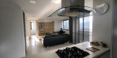 Vendo apartamento de 74 mÂ² ubicado en Envigado, sector Loma del Chingui, el inmueble cuenta con 2 habitaciones, 2 baÃ±os, salacomedor, cocina, zona de ropas, balcÃ³n con vista panorÃ¡mica a la ciudad de Envigado, parqueadero privado para un vehÃ­culo y cuarto Ãºtil.UrbanizaciÃ³n con excelentes zonas comunes tales como piscina, turco, gimnasio, salÃ³n social, zona de juegos infantiles, salÃ³n de juegos y zonas verdes.PorterÃ­a 24 horas.Cercano a: InstituciÃ³n Universitaria de Envigado.