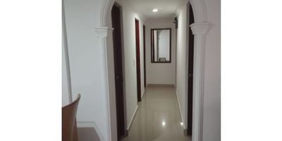 Área 78 m2, 3 alcobas, principal con baño, 2 baños cabinados, sala comedor, cocina integral, zona de ropas, balcón, parqueaderos comunes.

Porteria las 24 horas, zonas verdes, juegos infantiles, salón social, cancha, cuenta con iglesia, minimercados, panaderias, piso 4 POR ESCALAS.

Buena ruta de transporte, Tecnologico de Antioquia, Clinica Cardio Vid, Cai de la 80 con la 80.
