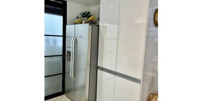 Cuenta con un área de 150m2 3alcobas con closet 3 baños más estudio sala comedor cocina integral zona de ropa calentador de agua, Parqueadero Privado, P.H

 

La unidad cuenta con  juegos infantiles zona verdes y parqueadero para visitantes

 

Muy buena iluminación supermercado e iglesia excelente transporte público Cerca del colegio de los Salecianos  lugar muy agradable y  tranquilo para vivir.
