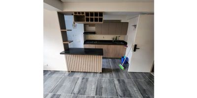 Cuenta con un área de 57m2 3alcobas con closet 3 baños más alcoba de servicio sala comedor cocina integral zona de ropa calentador de agua, Parqueadero Común, P.H

 

La unidad cuenta con portería las 24 horas salón comunal, piscina de niños y adultos zona de BBQ, juegos infantiles zona verdes y parqueadero para visitantes

 

Muy buena iluminación supermercado e iglesia excelente transporte público Cerca a la Estación Madera del metro sector muy tranquilo para vivir.
