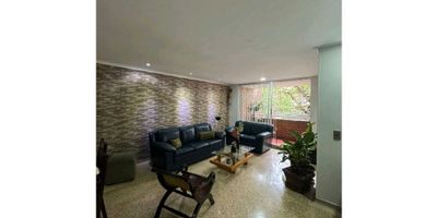 Vendo apartamento de 128 mt2 ubicado en Laureles, el inmueble cuenta con 3 habitaciones + servicio, 3 baÃ±os, salacomedor, cocina, zona de ropas, balcÃ³n y parqueadero privado para 2 vehÃ­culos.

  

Cercano a: Primer parque de Laureles.
