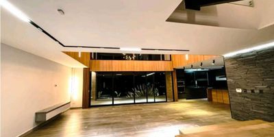 Vendo Casa campestre de 507 mÂ² construidos y 7000 mÂ² de lote ubicada en el Alto del Escobero:â¢4 Habitacionesn( Todas con vestier y baÃ±o privado)â¢HabitaciÃ³n de servicio con baÃ±o privado.â¢Cocina integral con torre de hornos y cubierta de inducciÃ³n.â¢Zona de lavanderÃ­a.â¢BaÃ±o social.â¢Cuarto Ãºtil.â¢Terraza exterior cubierta.â¢Parqueadero para 8 vehÃ­culos (2 cubiertos)â¢Parcelacion cerrada con porterÃ­a y ronderos 24 horas.Se aceptan permutas por propiedad de menor valor.AdministraciÃ³n: $570.000 mensual.Predial:$5.000.000 anual.Cercana a: Carulla Express Loma Del Escobero.