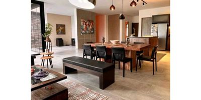 Vendo casa campestre en el municipio de El Retiro, sector Don Diego:Ãrea construida: 343 mÂ²Ãrea de lote: 1800 mÂ² 3 habitaciones mÃ¡s servicio5 BaÃ±osSalacomedorCocina integral Zona de ropasSala de televisiÃ³n TerrazaParqueadero cubierto para 3 vehÃ­culos Cuarto ÃºtilZonas comunes de la urbanizaciÃ³n: Club house.Gimnasio.Zona BBQ Cancha multiple PorterÃ­a 24 horas. Cercana a: Mall Puerto Madero.