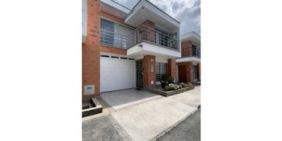 Vendo hermosa casa en La Ceja:+135mt22 niveles1er nivel: SalaComedorCocina integralZona de ropas PatioGaraje con puerta elÃ©ctrica a motorAnte jardÃ­n BaÃ±o Social 2do nivel:Recibidor 3 alcobas con vestier2 baÃ±osBalcÃ³n en 2 de las habitacionesBuhardilla AÃ±os de construida: 7 aÃ±os Estrato: 4Actualmente la propiedad tiene un lesasing con el BBVA por $250.000.000 y se paga cuota mensual por $2.500.000La casa estÃ¡ en una unidad abierta, se paga una pequeÃ±a cuota de jardinerÃ­a. En el mejor sector de la Ceja , cerca al Centro Comercial Viva  La Ceja, colegios, clÃ­nica San Juan de Dios y a vÃ­as principales. Ambiente campestre y muy tranquilo. Valor: 700.000.000