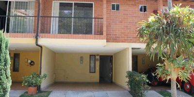 Vendo Casa de 180 mÂ² ubicada en el municipio de Envigado, sector la cuenca parte baja: Comodidades del inmueble: â¢3 habitaciones.â¢4 baÃ±os.â¢Salacomedor.â¢Cocina integral.â¢Zona de ropas.â¢Patio.â¢Mansarda.â¢Estudio.â¢2 balcones.â¢2 parqueaderos cubiertos.Zonas comunes de la urbanizaciÃ³n:â¢Piscina.â¢Salon social.â¢Zona de juegos infantiles.â¢Zonas verdes.â¢Porteria 24 horas.Cercano a: ClÃ­nica de la policÃ­a sede Envigado.