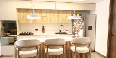 Vendo apartamento Duplex de 94 mÂ² ubicado en Laureles:Comodidades del inmueble:Primer nivel: â¢Cocina.â¢Zona de ropas.â¢Salacomedor.â¢Balcon.â¢Habitacion principal con vestier y baÃ±o.Segundo nivel:â¢Habitacion auxiliar.â¢BaÃ±o completoâ¢Balcon.Inmueble con parqueadero privado y cuarto Ãºtil.PorterÃ­a 24 horas.Cercano a: Primer parque de Laureles.