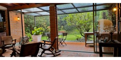 Vendo casa campestre ubicada en el municipio de El Retiro:Comodidades de la casa: -Area construida: 225mÂ²-Area de lote: 189 mÂ²-4 Habitaciones.-5 BaÃ±os.-2 Salas.-Comedor.-Cocina.-Terraza con zona BBQ y Horno de Barro.-Jardin trasero.-Parqueadero privado para 2 vehÃ­culos.Zonas comunes de la urbanizaciÃ³n: -Zonas verdes.-Zona de juegos infantiles.-Porteria 24 horas.Cercana a: Terminal de transportes de El Retiro.