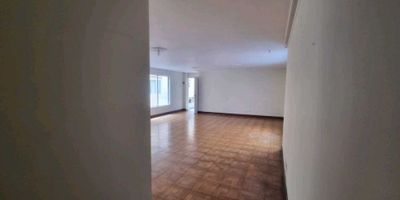 Vendo apartamento de 150 mÂ² ubicado en Laureles: â¢4 Habitaciones.â¢3 BaÃ±os.â¢Salacomedor.â¢Cocinaâ¢Zona de ropas.â¢Patioâ¢Habitacion de servicio.â¢Parqueadero privado para un vehÃ­culo.â¢Cuarto Ãtil de 30mÂ².â¢Porteria 24 horas.â¢Piso 2 sin ascensor.Cercano a: Primer parque de Laureles.