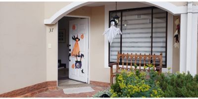 Código: 958FR5632

Se vende una elegante y amplia casa ubicada en el conjunto residencial San Sebastián, en el sector El Cairo de Chía, Cundinamarca. Esta propiedad combina confort, amplitud y una ubicación privilegiada dentro de un entorno tranquilo y seguro, ideal para disfrutar en familia.

La vivienda cuenta con una excelente distribución en dos niveles y un área construida de doscientos sesenta y cinco metros cuadrados. Dispone de cuatro habitaciones, tres baños, un estudio y una habitación de servicio. Su zona social es amplia y luminosa, con sala, comedor independiente y una moderna cocina tipo americana completamente equipada.

Incluye dos parqueaderos, zona de lavandería y un patio ideal para el descanso o las reuniones familiares. La casa fue remodelada recientemente, ofreciendo acabados contemporáneos y espacios funcionales que optimizan el confort diario.

El conjunto cuenta con portería y vigilancia veinticuatro horas, amplias zonas verdes, juegos infantiles, cancha de fútbol, salón comunal y parqueaderos para visitantes. Además, dispone de sistema de cámaras de seguridad, tanque de agua y un entorno rodeado de naturaleza y tranquilidad.

Ubicado en una zona de alta valorización, el conjunto San Sebastián ofrece fácil acceso a vías principales, colegios, supermercados y transporte público, haciendo de esta propiedad una excelente oportunidad de inversión o vivienda permanente.

El valor de venta es de ochocientos veinte millones de pesos, con una administración mensual de quinientos cincuenta mil pesos.
