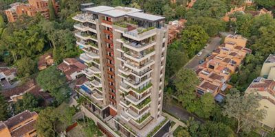 DESCUBRE ESTE ESPECTACULAR APARTAMENTO EN NOHO, UN PROYECTO MODERNO Y EXCLUSIVO, CON SOLO 22 APARTAMENTOS, EN UNA DE LAS ZONAS MAS APETECIDAS DE MEDELLIN. CON UNA ARQUITECTURA VANGUARDISTA, AMPLIOS VENTANALES Y UNA DISTRIBUCIÓN FUNCIONAL ESTE APARTAMENTO COMBINA DISEÑO Y UBICACIÓN PRIVILEGIADA. EL APARTAMENTO CUENTA CON ESPACIOS AMPLIOS Y LUMINOSOS CON ACABADOS DE ALTA CALIDAD. CON 136,08 METROS INTERNOS Y 131.65 DE TERRAZAS PARA UN TOTAL DE 267.73 METROS, TIENE DOS ALCOBAS CADA UNA CON SU BAÑO, DOS GARAJES Y UN BALCÓN TERRAZA PERFECTO PARA DISFRUTAR EL PAISAJE. CUENTA CON UNA TERRAZA EN EL ROOFTOP ESPECIAL PARA EL ESPARCIMIENTO, DIVERSIÓN Y ENCUENTRO CON LOS AMIGOS. UBICADO ESTRATEGICAMENTE CERCA A RESTAURANTES, CAFÉS, Y COMERCIO, NOHO OFRECE UN ESTILO DE VIDA URBANO, SOFISTICADO Y LLENO DE COMODIDAD. IDEAL PARA QUIENES BUSCAN VIVIR O INVERTIR EN UN ENTORNO EXCLUSIVO, MODERNO Y CON EXCELENTE VALORIZACIÓN.
