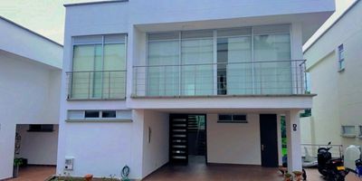 Vive la tranquilidad y el confort en esta exclusiva casa ubicada en un conjunto cerrado sobre la reconocida vía Picaleña, un entorno rodeado de naturaleza, seguridad y armonía.

 Características destacadas:

Amplios y generosos espacios interiores, diseñados para promover la unión familiar y el bienestar.

Ubicada en un remanso de paz, ideal para quienes buscan calidad de vida y tranquilidad.

Rodeada de una comunidad educada y respetuosa, que brinda un ambiente sano y acogedor.

? Zonas comunes del conjunto:

Extensas zonas verdes para el esparcimiento y descanso.

Piscina para adultos y niños.

Área social con zona BBQ, perfecta para reuniones y celebraciones en familia o con amigos.

Seguridad 24/7 y fácil acceso vehicular.

? Ubicación privilegiada:

A pocos minutos del Club Campestre y el Aeropuerto Perales.

Cercana a clínicas, droguerías, supermercados y vías principales.

Excelente conectividad sin perder el contacto con la naturaleza.

Esta propiedad es perfecta para quienes