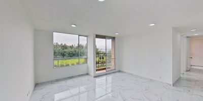 Apartamento en venta de 66m2, con vista exterior, ubicado en un 5to piso (Torre 7 Apto 503), acceso por escaleras, parqueadero comunal. Consta de 3 habitaciones, 2 baños, sala comedor, cocina integral y zona de lavandería. Tiene piso cerámico en todas sus zonas. El conjunto cuenta con salón comunal, parque infantil, zonas verdes, zona BBQ y vigilancia privada las 24 horas. Cerca a centro comercial Casablanca; cerca a almacenes de cadena Tienda D1, Tienda Ara, Olímpica, Surtimax; cerca a colegio San Pedro; cerca a paraderos de transporte público e intermunicipal; Vías de acceso por la Variante Madrid y Ca    36419615776
