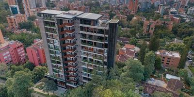 DESCUBRE ESTE ESPECTACULAR APARTAMENTO EN NOHO, UN PROYECTO MODERNO Y EXCLUSIVO, CON SOLO 22 APARTAMENTOS, EN UNA DE LAS ZONAS MAS APETECIDAS DE MEDELLIN. CON UNA ARQUITECTURA VANGUARDISTA, AMPLIOS VENTANALES Y UNA DISTRIBUCIÓN FUNCIONAL ESTE APARTAMENTO COMBINA DISEÑO Y UBICACIÓN PRIVILEGIADA. EL APARTAMENTO CUENTA CON ESPACIOS AMPLIOS Y LUMINOSOS CON ACABADOS DE ALTA CALIDAD. TIENE DOS ALCOBAS CADA UNA CON SU BAÑO, DOS GARAJES Y UN BALCÓN TERRAZA PERFECTO PARA DISFRUTAR EL PAISAJE. CUENTA CON UNA TERRAZA EN EL ROOFTOP ESPECIAL PARA EL ESPARCIMIENTO, DIVERSIÓN Y ENCUENTRO CON LOS AMIGOS. UBICADO ESTRATEGICAMENTE CERCA A RESTAURANTES, CAFÉS, Y COMERCIO, NOHO OFRECE UN ESTILO DE VIDA URBANO, SOFISTICADO Y LLENO DE COMODIDAD. IDEAL PARA QUIENES BUSCAN VIVIR O INVERTIR EN UN ENTORNO EXCLUSIVO, MODERNO Y CON EXCELENTE VALORIZACIÓN.