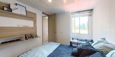 Apartamento en venta de 58m2, con vista exterior, ubicado en un 4to piso (Torre 6 Apto 403), acceso por ascensor. Consta de 3 habitaciones, 2 baños, sala comedor, cocina integral y zona de lavandería. Tiene piso cerámico en todas sus zonas. El conjunto cuenta con zonas verdes, zona infantil, piscina, salón comunal, cancha múltiple y vigilancia privada las 24 horas. Cerca a centro comercial Los Pinos y Madrid; cerca a almacenes de cadena como Tiendas D1; cerca a colegio La Prosperidad; Vías de acceso por la Variante Madrid y Carrera 25    46277998403
