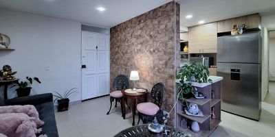 Apartamento para la venta en Robledo sector Las lunas, con gran desarrollo y valorizacion, cuenta con una area total de 53 mt2, distribuidos en sala comedor, cocina integral con buenos acabados, zona de ropas, balcon con una espectacular vista a toda la ciudad sin poniente, 2 habitaciones con closet, 2 baños completos y un valor agregado cuenta con 1 parqueadero privado, que pocos apartamentos tienen. La unidad es completa con pisicina de adultos y niños, salon social, salon de juegos, gimnasio, zonas verdes para mascotas, bbq, juegos infantiles, cancha y seguridad privada 24 horas, el sector cuenta con todo lo que necesita y su servicio de transporte publico es completo y con rutas integradas al metro. Un lugar ideal para vivir o invertir.
