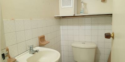 Cuenta con un área de 18 m², 1 baño, puerta vidriera, iluminación LED, excelente iluminación natural. Ubicado en edificio con portería 24 horas, cerca al Atanasio Girardot y la unidad deportiva, a una cuadra del Centro Comercial El Diamante, cerca a zona comercial en general, estación de servicio, con facilidad de acceso a transporte público variado y fácil acceso a la avenida Colombia.

INTERMOBILIARIA POBLADO S.A.S.