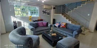 LA CUMBRE, BARRANQUILLA, vendemos casa independiente de 2 niveles, amplia, espaciosa, clara, fresca, iluminada, tiene pisos de granito fundido.
MEDIDAS.
Tiene 356 metros de área construida, en lote de 381 metros, estrato 5, construida hace más de 42 años.
REPARTO NIVEL 1.
Cuenta con terraza externa, recibo, sala doble, comedor, baño social, estudio, cocina cerrada, zona de labores, caja de aire, 2 garajes cubiertos, 3 garajes externos, cerramiento externo, puerta de seguridad, jardines con espacio para hacer piscina, patio, cuarto, baño y portón de servicio.
REPARTO NIVEL 2.
Sala de alcobas, 3 balcones, alcobas, vestidor, baños.
ALCOBAS.
5 en total, una de servicio, 3 tienen balcón, una tiene vestidor.
BAÑOS.
5 en total, 3 para alcobas, uno social, uno de servicio.
EXTERIORES.
Cerca de parques, supermercados, universidad, colegios, iglesia, transporte público, zona comercial.
PRECIO.
$ 1.200.000.000 negociables.
