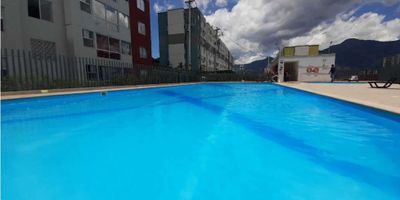 Tiene parqueadero cubierto de 11.50 m2 y frente del apto está la montaña de Norteamérica, muy campestre, vendo hermoso apartamento full acabados en Bello, el sector Navarra, la Unidad Residencial es un pedacito de Cielo, buenas personas, son muy amables, sentido de pertenecia, ademas la unidad esta incrustada sobre la montaña, le da un ambiente muy campestre. El apartamento tiene un area de 45 m2. 2 Habitaciones con closet, 1 baño, Espacio para biblioteca o alcoba auxiliar, cocina integral con red de gas, Sala, Comedor. En Unidad cerrada  con una espectacular piscina con calefacción; además piscinero realiza Aerobic-acuatico; de igual forma, la hermosa unidad cuenta con salon social, sendero, juegos , zona verde, gimnasio, portería 24hrs, acceso por la autopista Norte Ubicado muy cerca a la estación del metro Niquia , centro comercial Puerta del Norte, además está a un lado de NORTE América, buen transporte público, el alimentador del metro llega hasta la portería, por tanto es fácil la movilidad.
