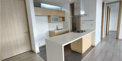 Sala comedor, 1 alcoba, cocina integral, pisos en porcelanato y madera laminada, 2 baños, red de gas, balcón, 2 parqueaderos lineal y cuarto útil.

El conjunto residencial ofrece portería 24 horas, piscina, turco, gimnasio, salón social, juegos infantiles, cancha de squash.

Ubicado cerca de la Universidad CES, una de las zonas más exclusivas y de fácil acceso en la ciudad.
