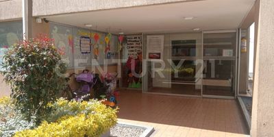 Apartamento muy iluminado y acogedor, para que disfrutes con tu familia; Con 3 habitaciones, 2 baños, cocina integral semiabierta, parqueadero cubierto, El Conjunto cuenta con salón social principal y uno en cada Torre; Rodeado de Jardines, sauna, gimnasio, salón de juegos, cancha de squash, Cerca a Clínica Cardioinfantil y zona Comercial,  con optimas vías de acceso.