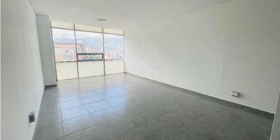 Si estás buscando una oficina para alquilar en MEDELLÍN, ¡esta es la opción perfecta para ti! Ubicado en [ENVIGADO], este inmueble cuenta con una excelente ubicación en una zona residencial y comercial, rodeado de una amplia variedad de servicios y comodidades que harán que tu día a día sea más fácil y cómodo.

Con un área total metros cuadrados y un área construida de [37 M2] metros cuadrados. Además, el inmueble cuenta con servicios básicos como agua, electricidad y aire acondicionado que garantizan un ambiente de trabajo óptimo en todo momento.

Pero eso no es todo, si de comodidades se trata, esta oficina también cuenta con una vista panorámica impresionante que te permitirá disfrutar de un ambiente agradable y relajante durante tu jornada laboral. Además, su acceso controlado con tarjetas o dispositivos y la rampa para discapacitados, garantizan la seguridad y la comodidad de todos los que utilizan este espacio.

Desde el punto de vista práctico, esta oficina también cuenta con ascensor, portería y recepción, servicios de recolección de basuras y un amplio parqueadero de visitantes, lo que facilitará el acceso de tus clientes y visitantes. Además, su cercanía a centros comerciales, colegios, universidades, parques y restaurantes, te brindará una amplia variedad de opciones para disfrutar durante tu tiempo libre.

En resumen, esta oficina es una excelente opción si buscas un espacio de trabajo cómodo, seguro y bien ubicado en Colombia. ¡No esperes más y contáctanos hoy mismo para más información!