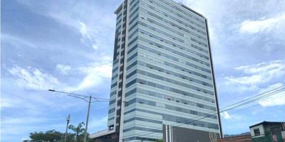 Si estás buscando una oficina para alquilar en MEDELLÍN, ¡esta es la opción perfecta para ti! Ubicado en [ENVIGADO], este inmueble cuenta con una excelente ubicación en una zona residencial y comercial, rodeado de una amplia variedad de servicios y comodidades que harán que tu día a día sea más fácil y cómodo.

Con un área total metros cuadrados y un área construida de [37 M2] metros cuadrados. Además, el inmueble cuenta con servicios básicos como agua, electricidad y aire acondicionado que garantizan un ambiente de trabajo óptimo en todo momento.

Pero eso no es todo, si de comodidades se trata, esta oficina también cuenta con una vista panorámica impresionante que te permitirá disfrutar de un ambiente agradable y relajante durante tu jornada laboral. Además, su acceso controlado con tarjetas o dispositivos y la rampa para discapacitados, garantizan la seguridad y la comodidad de todos los que utilizan este espacio.

Desde el punto de vista práctico, esta oficina también cuenta con ascensor, portería y recepción, servicios de recolección de basuras y un amplio parqueadero de visitantes, lo que facilitará el acceso de tus clientes y visitantes. Además, su cercanía a centros comerciales, colegios, universidades, parques y restaurantes, te brindará una amplia variedad de opciones para disfrutar durante tu tiempo libre.

En resumen, esta oficina es una excelente opción si buscas un espacio de trabajo cómodo, seguro y bien ubicado en Colombia. ¡No esperes más y contáctanos hoy mismo para más información!
