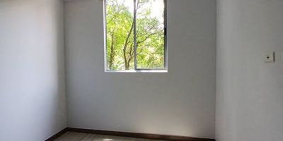 Apartamento en un lugar urbano con la combinación perfecta. vivienda y un gran centro comercial con todo tipo de servicios como supermercados, oficinas, servicios de salud y restaurantes. son 60 m2, distribuidos en 2 alcobas, balcón, cocina abierta, 2 baños, parqueadero, zonas comunes 2 piscinas, salón social , turco , gimnasio al aire libre , juegos infantiles , gimnasio cubierto dotado, no te pierdas la oportunidad de vivir en este espacio diseñado para tu familia.