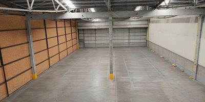 Centro Logístico de Oriente 
patios para maniobras de más de 8.000 m ².
Son $78.465.400, sin el mezanine 2. (29.300/m2 - 2.263m2+415m2)
Con mezanine 2: $84.690.400. (29.300m2 - 2.263+415, 15.000 Mezanine 2 - 415m2)
Primer nivel: 2263 m2 
Mezanine 1: 415 m2 
Mezanine: 415 m2 
Área total: 3.093 m2 
 capacidad de carga 
admisible de 2ton/m²
altura libre promedio de aproximadamente 12 metros.
 transformador de 75 KVA por cada 7990 m²
La red contra incendios  la NSR-10 para bodegas riesgo bajo
REDES DE GAS 
la red exterior de gas a punto cero en un diámetro de 63mm, en el exterior de la bodega. 
para mayor información 3242190444 Giovanny Riaño