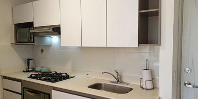 arriendo, apartamento en Castropol cuenta con 76 m², dos alcobas, cada una con baño y vestier baño Social, sala comedor  amplia, balcón amplio con Buena Vista Parqueadero y cuarto útil. Unidad nueva completa.