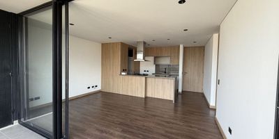 Apartamento de 78m2 cuenta con 2 habitaciones, 2 baños, sala comedor, cocina integral, balcón  con excelente vista en envigando. loma del esmeralda, unidad  completa 1 cuarto útil en el mismo piso
Dos parqueaderos sencillos, piscina en el roof top, Gimnasio, coworking y salón social. para mayor información Giovanny Riaño Orjuela - 3242190444.