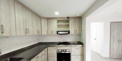 arriendo, casa en Belén cuenta con 180 m², cuatro alcobas, cuatro baños, un jacuzzi en la habitación principal,dos balcones, clóset de lino, cocina integral con Red de Gas, patio y zona de ropas, garaje privado. La unidad cuenta con salida peatonal la clínica las Américas también con porteria 24 horas y vigilancia privada salón Social, parqueadero de visitantes Parque Central con Fuente zonas verdes, juegos infantiles .