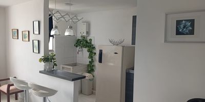 este apartamento está ubicado en San Antonio de prado en el sector bastante concurrido en unidad cerrada portería 24 horas cerca de allí encontrarás diferente comercio y excelente ruta de transporte te comunicarás con San Antonio de prado su parque y el resto de la ciudad de Medellín. etse apartamento está ubicado en unidad cerrada donde tus hijos podrán disfrutar de una comodidad como lo es lo de la piscina y juegos infantiles y seguridad para los mismos ven y conócelo y toma la mejor dedicación.