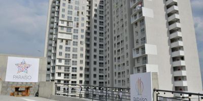 GESPRON alquila hermoso apartamento en el centro de Cali, ubicado en el Conjunto Residencial Paraíso Central.
Apartamento en quinto piso con ascensor, con parqueadero privado para carro.

Cuenta con sala comedor amplia e iluminada, cocina tradicional, dos habitaciones, dos baños completos (uno en la habitación principal y otro social), y zona de oficios con instalación para lavadora.
Espacios cómodos, frescos y con excelente ventilación natural.

El conjunto ofrece cuatro jacuzzis panorámicos, terraza con mirador, gimnasio, salón social, zonas de descanso y vigilancia 24/7, brindando un ambiente seguro, moderno y acogedor con una vista privilegiada de la ciudad.

Ubicado en una zona estratégica del centro, cerca de centros comerciales, universidades, estaciones del MIO, supermercados y vías principales.

¡No dejes pasar esta oportunidad!
Llámanos ya y agenda tu visita con GESPRON.