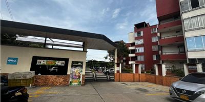 se vende Apartamento cerca al puente provenza, primer piso, 3 habiatciones con closet, alcoba de servicio, cocina integral, sala , comedor, 2 baños, balcon, el conjunto cuenta con salón social, piscina y juegos infantiles, parqueadero descubierto. 
