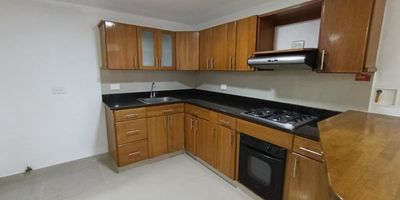 Apartamento en arriendo sector Aves Maria-Sabaneta área 110 m² este inmueble ofrece una excelente vista, buenos acabados y pisos en porcelanato que aportan frescura y facilidad de mantenimiento, asegura fácil acceso a servicios de comercio,transporte público, esta cerca del CC  Aves Maria, el Éxito, Transito de Sabaneta. Cuenta con 3 alcobas, 2 clósets de madera, 1 vestier, 2 baños cabinados, sala-comedor, cocina integral mixta, con meson en marmol, extractor, horno, calentador a gas, red de gas, balcon que brinda excelente iluminación natural, zona de ropas, y es un 9 piso.
Tiene zonas comunes que haran de tus dias momentos memorables, Ideal para quienes buscan un espacio cómodo, moderno y bien ubicado para disfrutar de un entorno residencial tranquilo.Sabaneta te ofrece un entorno tranquilo llama o escribe 3104289911 para conocerlo, agendar cita es muy fácil ¡nosotros te asesoramos!