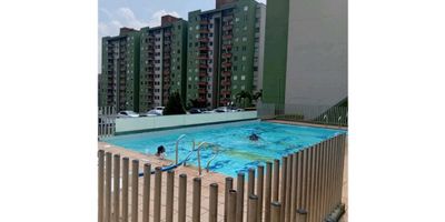 Moderno apartamento de 65 m² diseñado para ofrecer confort y funcionalidad. Dispone de tres habitaciones iluminadas, dos baños, una amplia sala-comedor y cocina tipo americano con acabados contemporáneos. Incluye calentador y parqueadero cubierto. El conjunto residencial ofrece completas zonas comunes: salón social, gimnasio, área BBQ, sauna, turco y extensas zonas verdes ideales para el descanso y la recreación. Una excelente opción para vivir con comodidad en un entorno tranquilo y moderno.