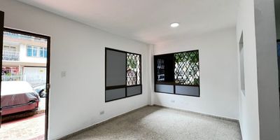 Alquiler de aparta estudio ubicado en el  SUR de Cali, barrio panamericano . Ubicación privilegiada con vias de acceso, cerca de autopista sur oriental , ala Guadalupe cuenta Con una habitación principal, baño completo , sala comedor , zona húmeda y cocina espaciosa , este inmueble de 45m² construidos en 1980 ofrece un ambiente acogedor y funcional. Buena iluminación  Los interiores presentan un diseño moderno con piso de cerámica, brindando un espacio armonioso y bien distribuido. Ubicado en un edificio con entrada independiente , este aparta estudio es ideal para quienes buscan calidad de vida en una ubicación privilegiada. Para más información, contacta a Renta Inmobiliaria S.A.S. al número 3046645000.