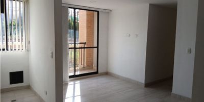 Para aquellos que buscan un hogar acogedor y moderno en una zona privilegiada de Rionegro, les presentamos este hermoso apartamento en alquiler. Situado en Antioquia, con una excelente ubicación cercana a todo lo que necesitas para una vida cómoda y conveniente. Con un área total de 48 M2, Cuenta con 2 confortables alcobas y 1 baño completo, lo que lo hace ideal tanto para individuos como para parejas o pequeñas familias, un  balcón para disfrutar de la brisa y la vista, cocina integral, sala comedor y zona de ropas.

 La unidad cuenta con ascensor para facilitar el acceso, y la cercanía a centros comerciales y zonas urbanas para todas tus necesidades de compras y entretenimiento. Ubicado en una urbanización cerrada con vigilancia y circuito cerrado de TV,  así como acceso cercano a transporte público para una movilidad cómoda y sencilla.

Además, podrás disfrutar de una refrescante piscina y hermosas zonas verdes para relajarte y disfrutar de la naturaleza en tu propio hogar. No pierdas la oportunidad de vivir en este maravilloso apartamento en una zona residencial privilegiada de Rionegro.

¡Contáctanos hoy mismo para programar una visita y conocer más detalles sobre este hermoso inmueble de alquiler!

 
